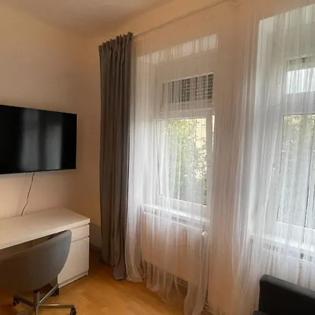 Junior Eleven Apartment *